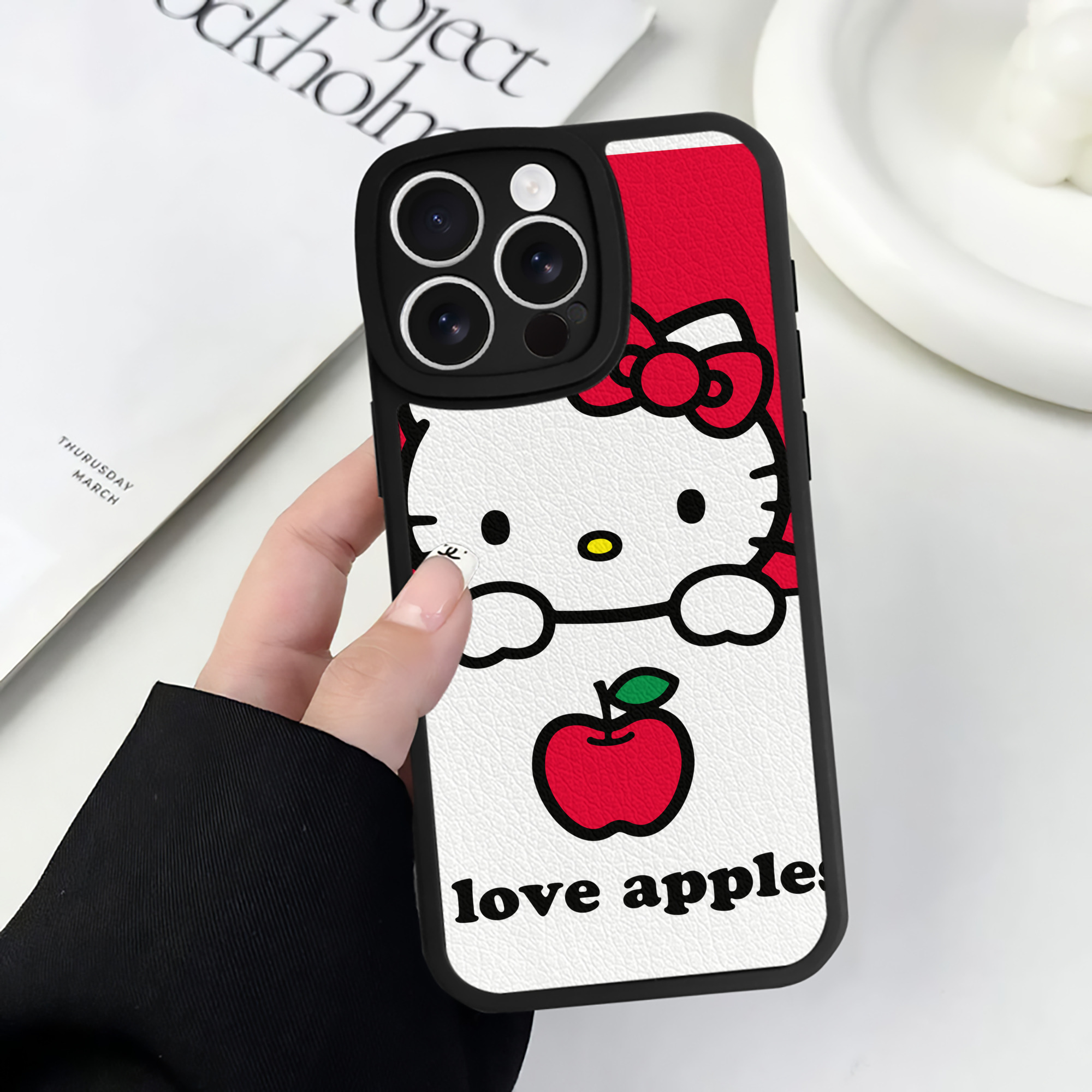 （画像用） Hello Kitty ハローキティ 【iPhone 16シリーズ対応】シリコンスマホケース（レザー調） 材質：シリコン